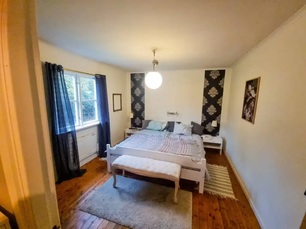 Schlafzimmer der Villa Clara in Småland mit Doppelbett und hellem Holzdesign – ruhiger Schlafbereich nahe Blankaholm