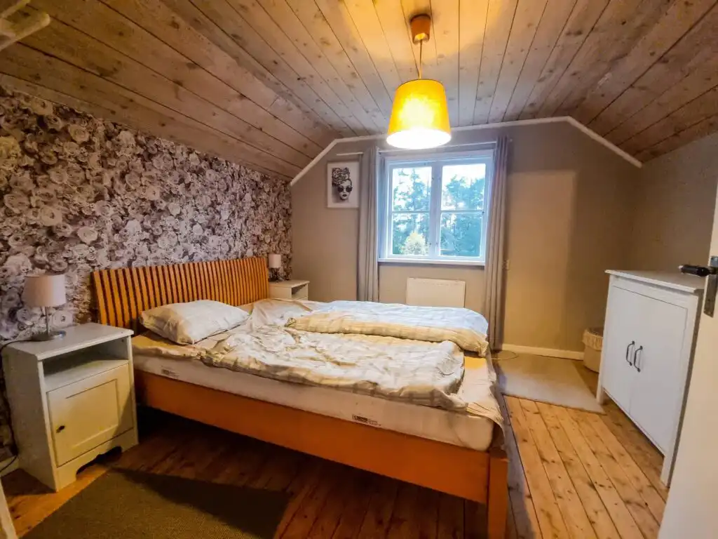 Schlafzimmer mit Holzdecke in der Villa Clara in Småland – gemütlicher Schlafraum im Ferienhaus nahe Blankaholm