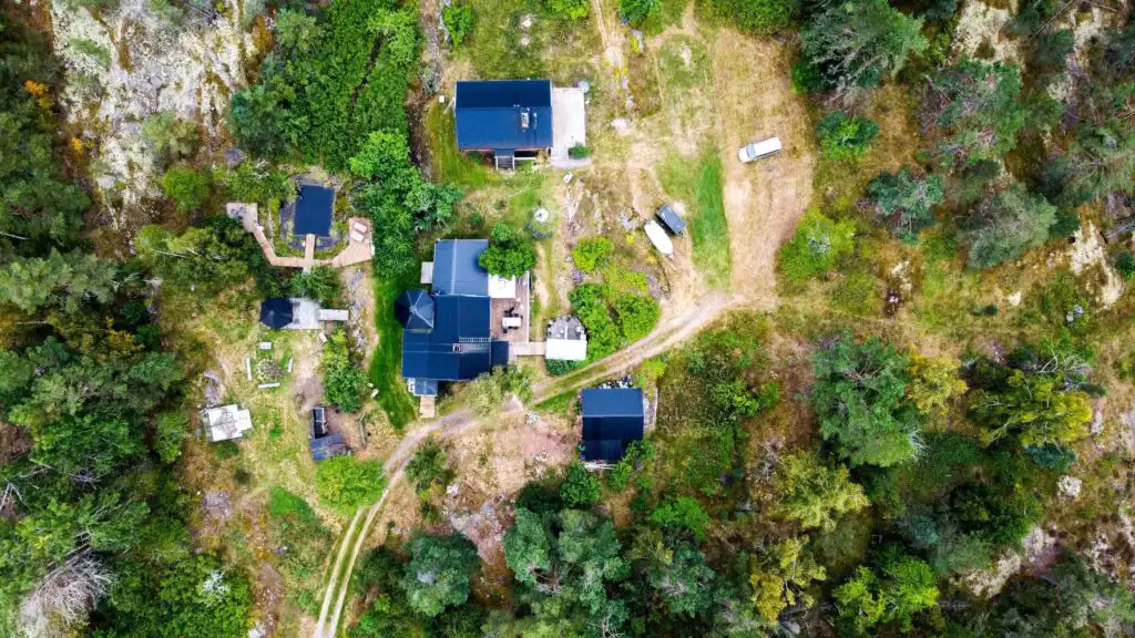 Vogelperspektive auf das große Naturgrundstück der Villa Clara in Småland nahe Blankaholm und der Schärenküste