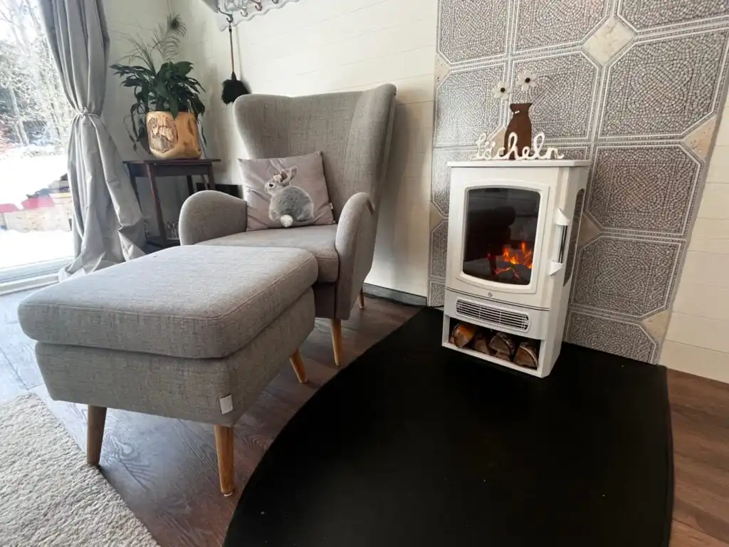 Wohnbereich mit Kamin im Ferienhaus Vara Hemma