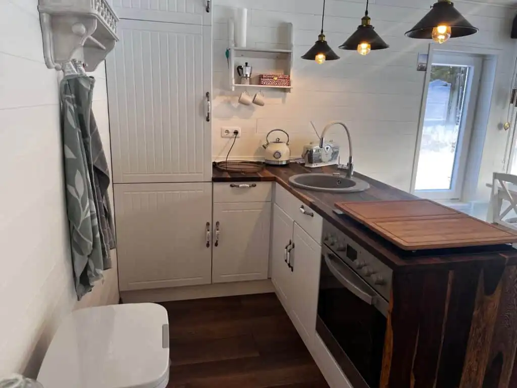 Küche mit moderner Ausstattung im Ferienhaus Vara Hemma
