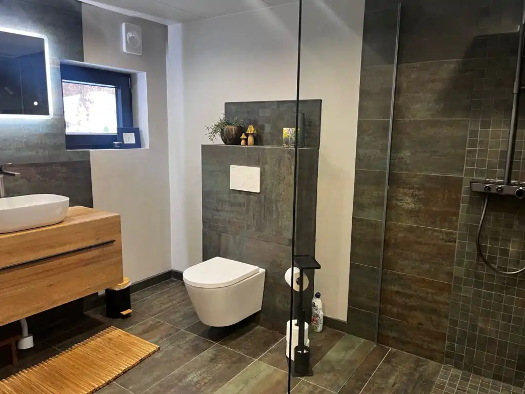 Modernes Badezimmer im Ferienhaus Vara Hemma nahe der Ostsee