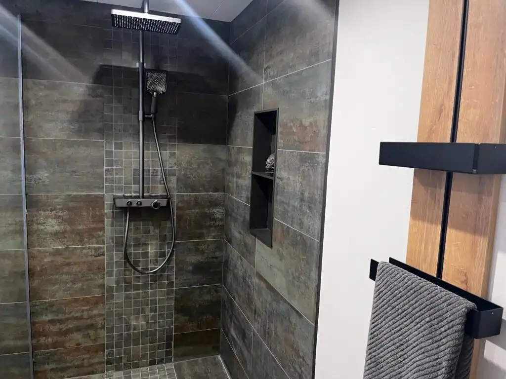 Badezimmer mit Dusche im Ferienhaus Vara Hemma in Blekinge