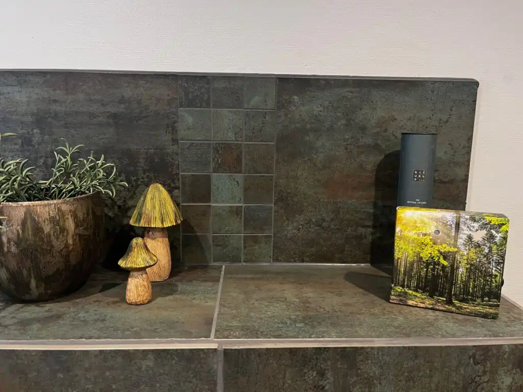 Badezimmer mit Naturstein im Ferienhaus Vara Hemma