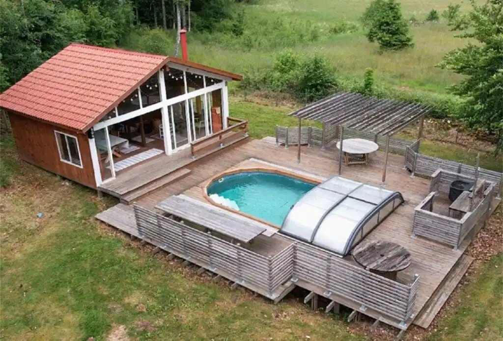Hauptansicht des modernen Ferienhauses Vara Hemma mit Pool in Blekinge