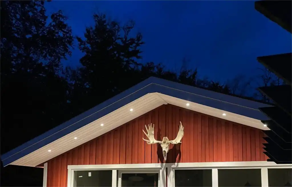 Hauptansicht des Ferienhauses Vara Hemma bei Nacht