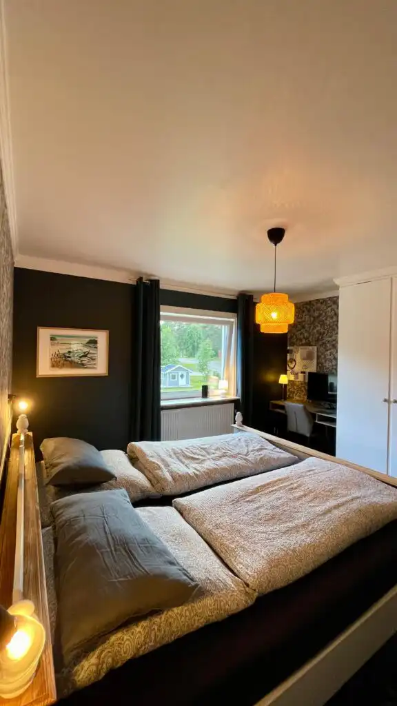 Schlafzimmer mit Doppelbett im Ferienhaus Villa Davvi dállu