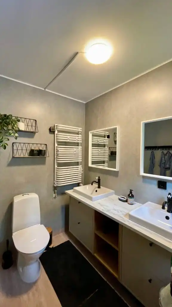 Modernes Badezimmer im Ferienhaus Villa Davvi dállu in Vidsel Lappland