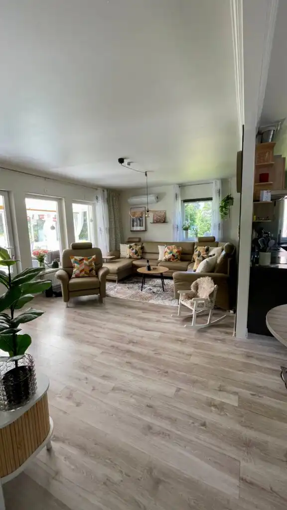 Heller Wohnbereich mit Sofa im Ferienhaus Villa Davvi dállu in Lappland