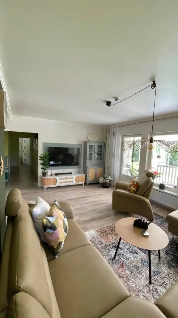 Offener Wohnraum mit skandinavischer Einrichtung im Ferienhaus Villa Davvi dállu