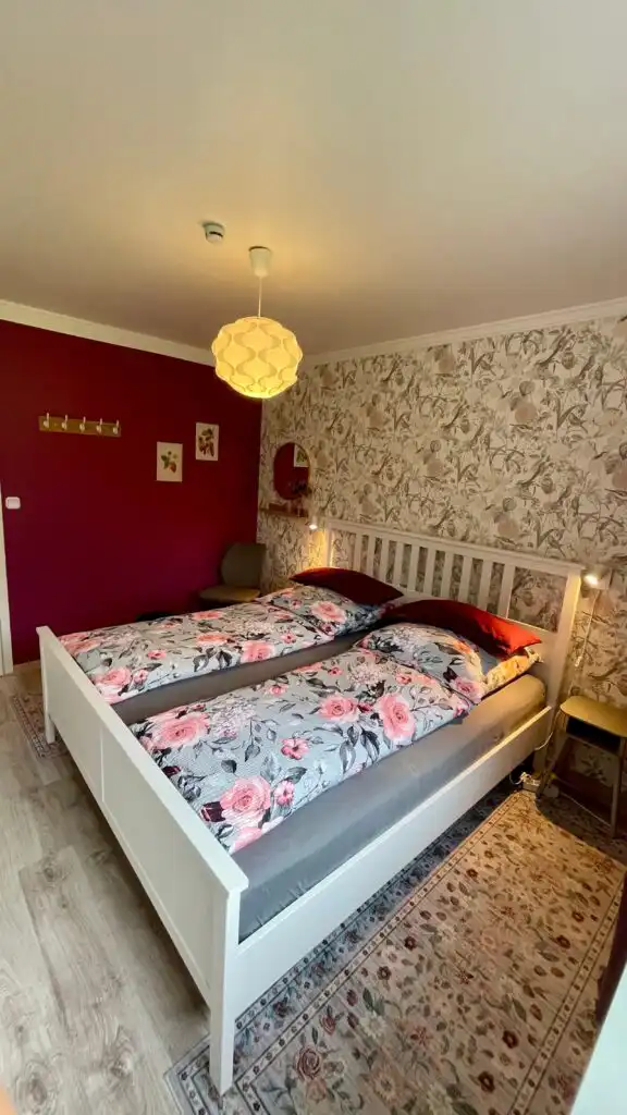 Schlafzimmer mit Doppelbett im Ferienhaus Villa Davvi dállu in Vidsel