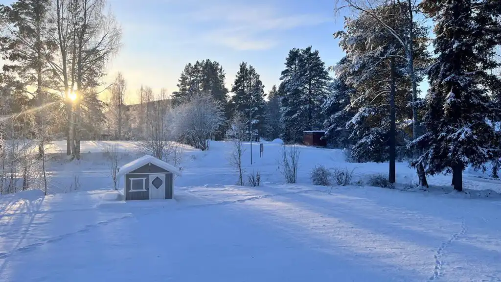 Verschneite Landschaft rund um die Villa Davvi dállu in Vidsel Lappland