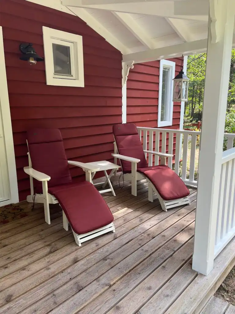 Terrasse der Banvaktstuga in Fliseryd – gemütlicher Sitzplatz am roten Schwedenhaus in Småland