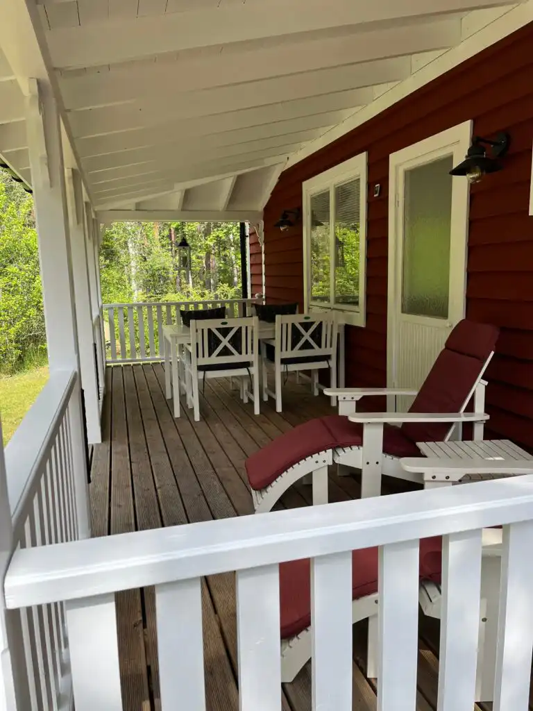 Terrasse am roten Schwedenhaus Banvaktstuga in Fliseryd – Ferienhaus in Småland
