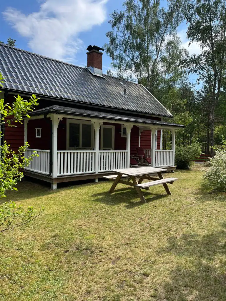 Banvaktstuga in Fliseryd auf Naturgrundstück – authentisches Ferienhaus in Småland