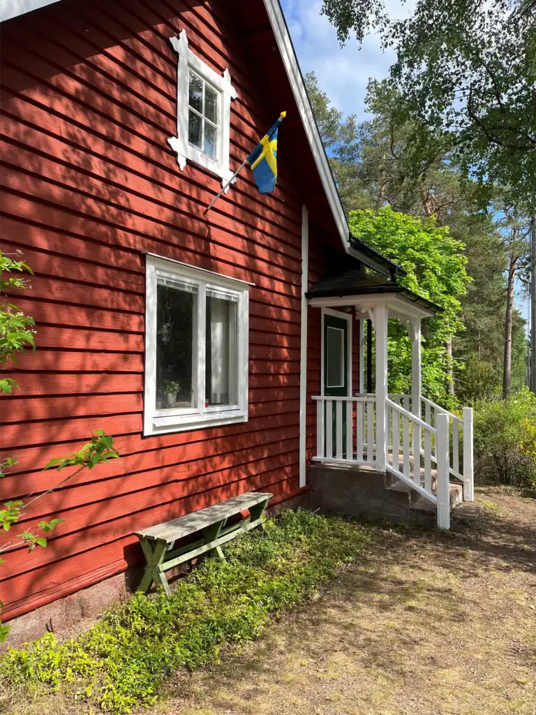 Außenansicht der Banvaktstuga in Fliseryd – klassisches rotes Schwedenhaus in Småland