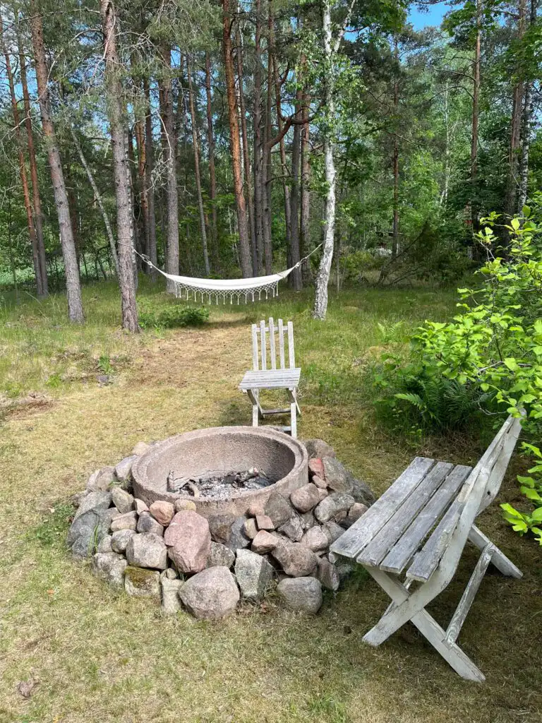 Garten der Banvaktstuga in Fliseryd mit Hängematten – Ferienhaus in Småland