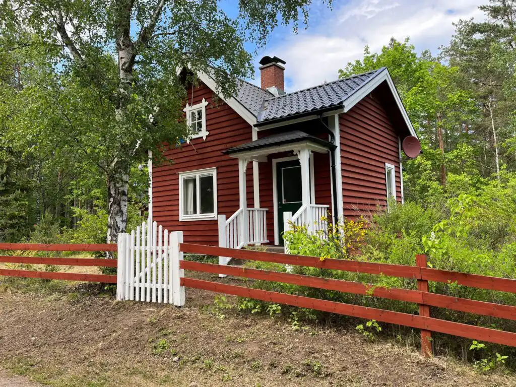 Außenansicht der Banvaktstuga in Fliseryd – klassisches rotes Schwedenhaus für Natururlaub in Småland