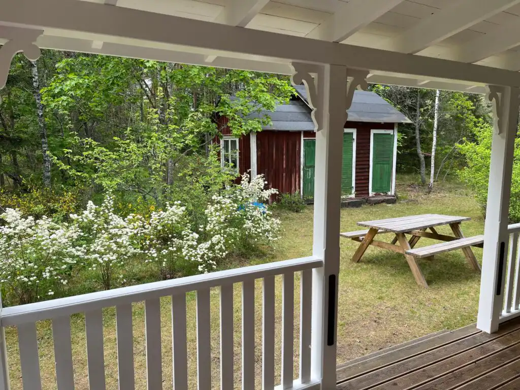 Banvaktstuga mit Gartenpavillon in Fliseryd – Ferienhaus in Småland mit großem Naturgarten