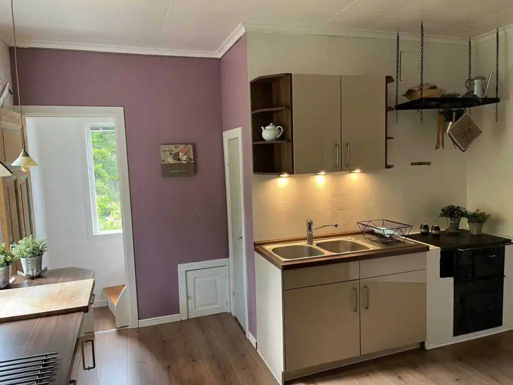Offene Küche der Banvaktstuga in Fliseryd – gemütliches Schwedenhaus in Småland