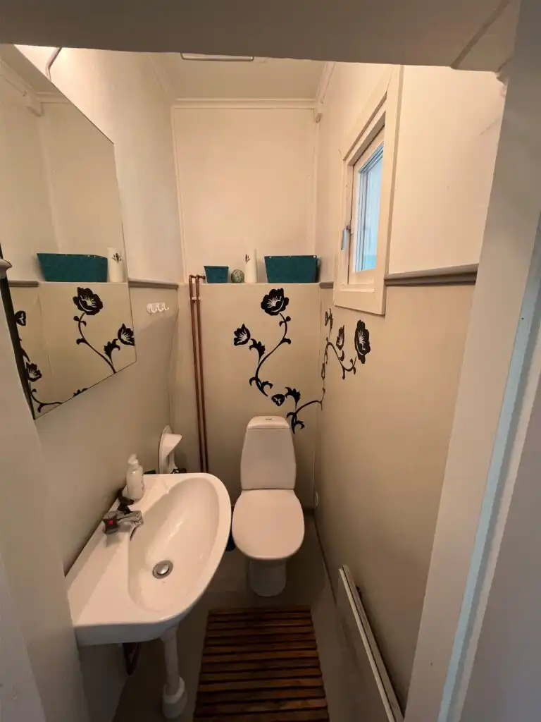 Badezimmer mit Badewanne in der Banvaktstuga – Ferienhaus in Småland für Natururlaub