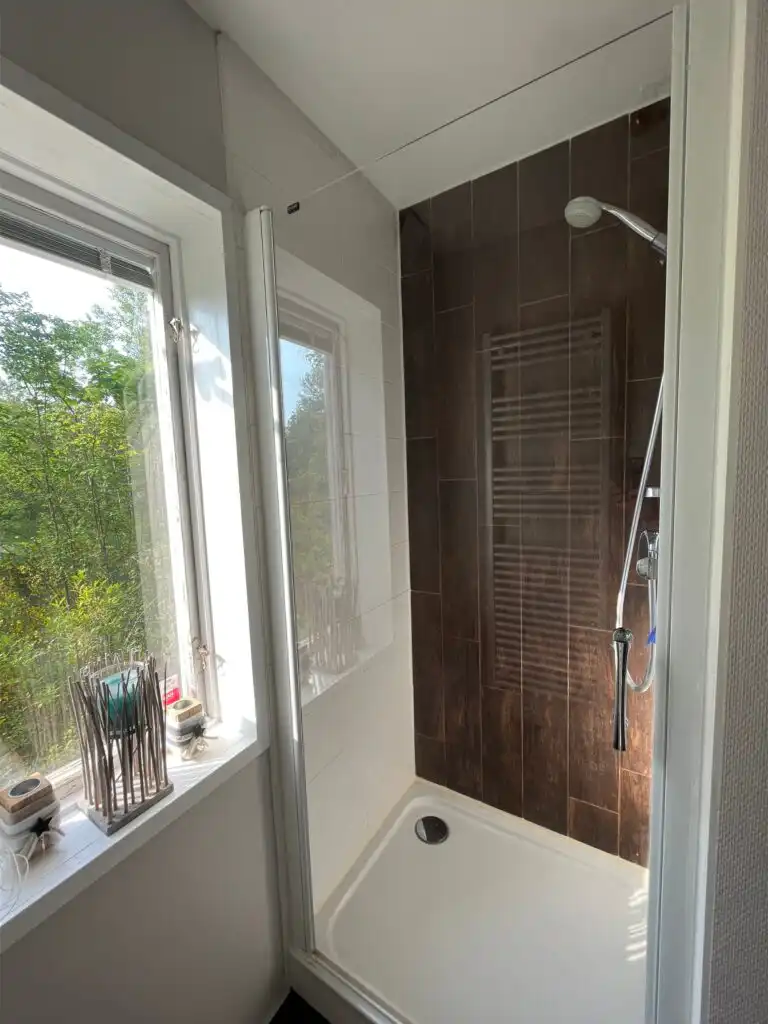 Modernes Badezimmer der Banvaktstuga in Fliseryd – Ferienhaus in Småland