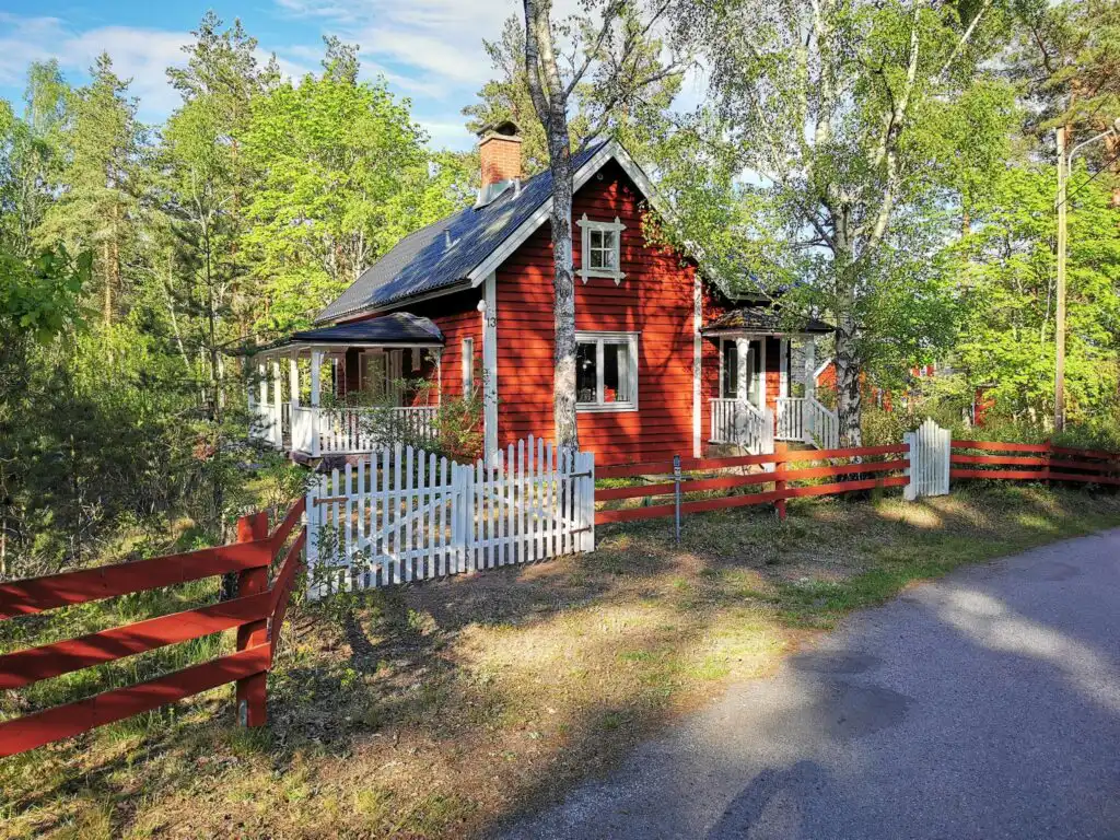 Authentisches rotes Schwedenhaus Banvaktstuga in Fliseryd – Ferienhaus in Småland mit Garten und Natur
