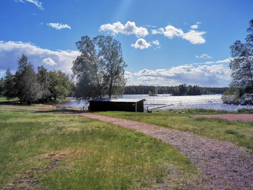 Seeufer bei Fliseryd in Småland – Natur und Angelmöglichkeiten nahe der Banvaktstuga
