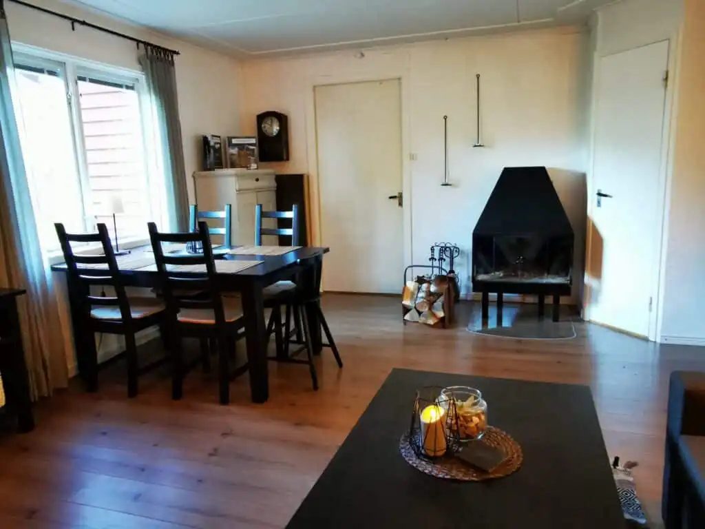 Wohnbereich der Banvaktstuga mit Essplatz – Ferienhaus in Småland nahe Angelgewässern