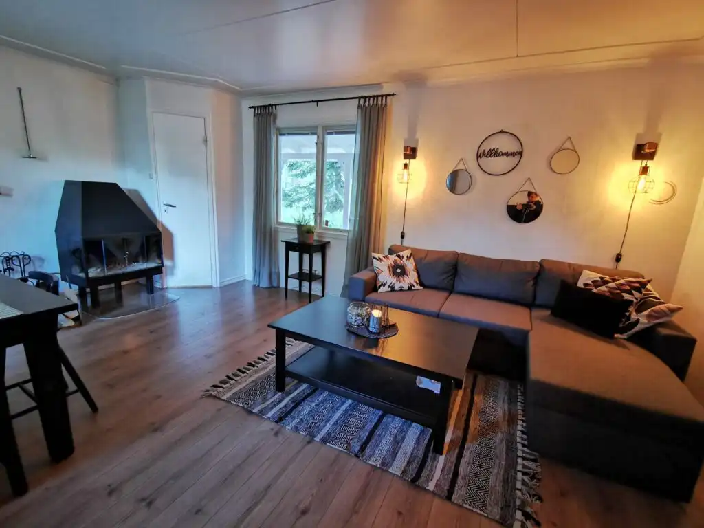 Gemütliches Wohnzimmer der Banvaktstuga in Fliseryd – authentisches Ferienhaus in Småland