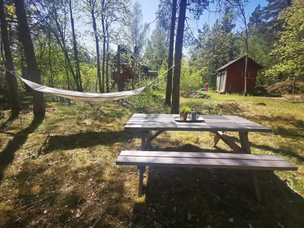 Gartenbereich der Banvaktstuga in Fliseryd – Naturgrundstück in Småland