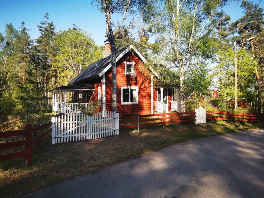 Rotes Schwedenhaus Banvaktstuga in Fliseryd – authentisches Ferienhaus in Småland für Natururlaub