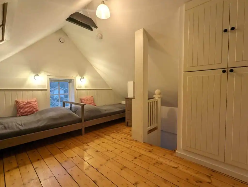 Dachgeschoss-Schlafzimmer der Banvaktstuga in Fliseryd – gemütliches Ferienhaus in Småland