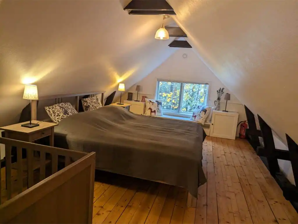 Schlafzimmer der Banvaktstuga in Fliseryd – gemütliches Dachzimmer im authentischen Schwedenhaus in Småland