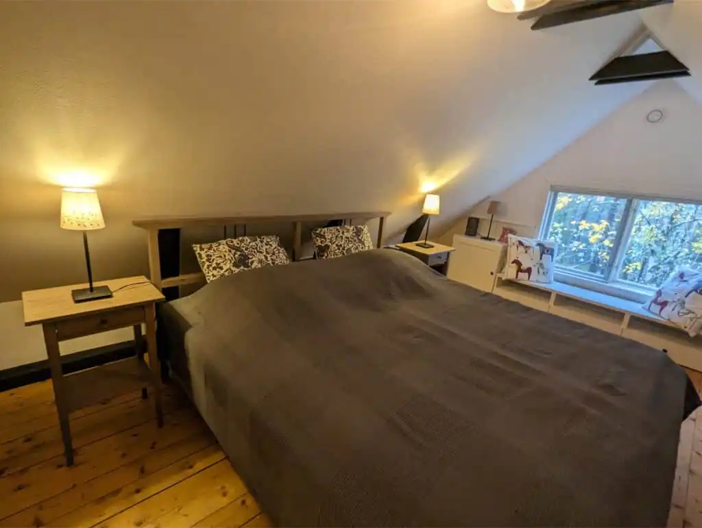 Helles Schlafzimmer der Banvaktstuga in Fliseryd – Ferienhaus in Småland für Natururlaub