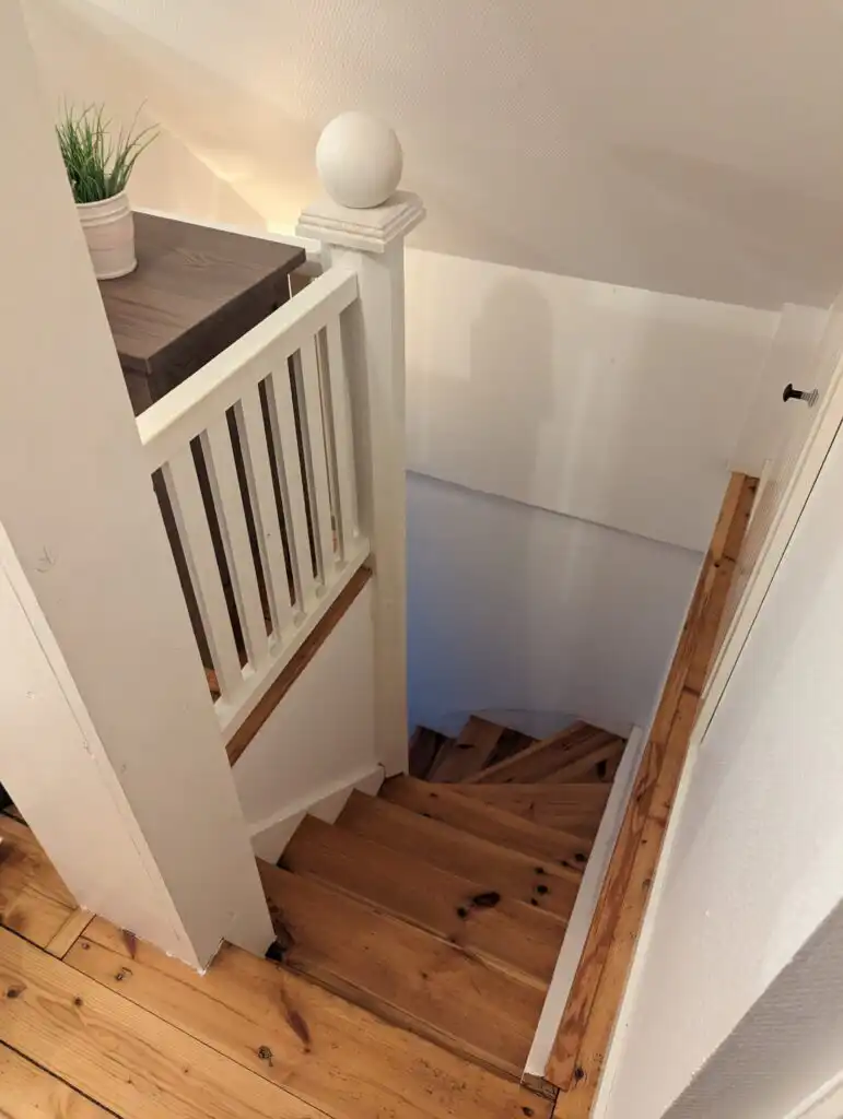 Treppe im Innenbereich der Banvaktstuga in Fliseryd – authentisches Schwedenhaus in Småland