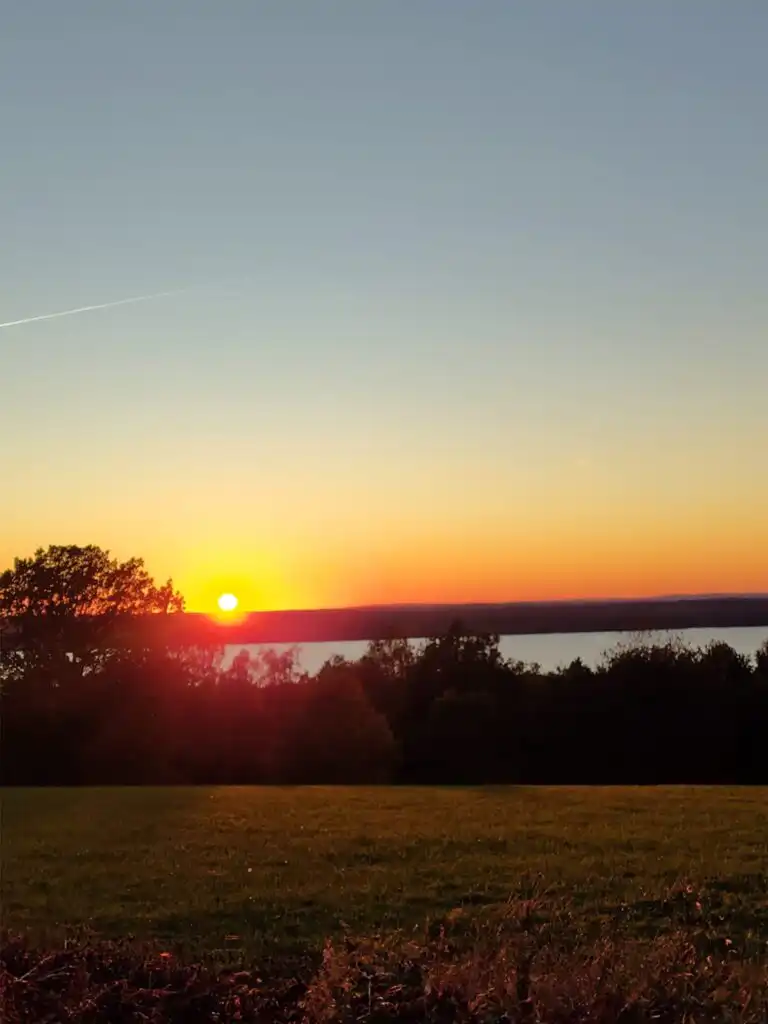 Sonnenuntergang über der Landschaft am Rusken See bei Stockaryd in Småland