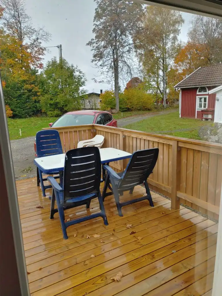 Terrasse am Ferienhaus Hus Rusken mit Sitzbereich und Holzkohlegrill