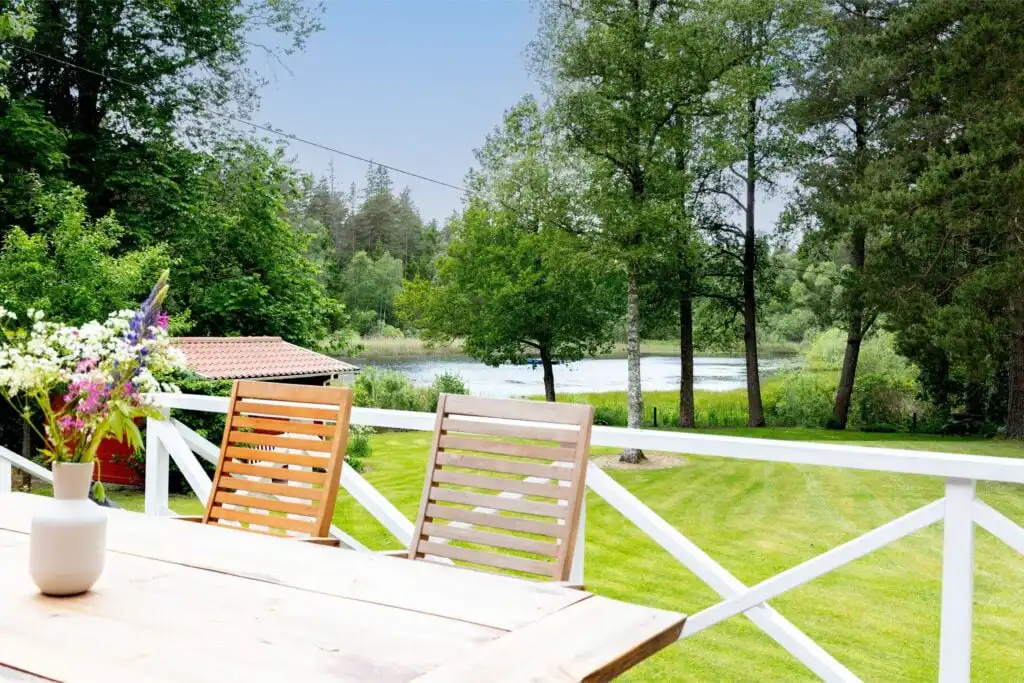 Terrasse von Brotorpet in Virserum, Småland mit Blick ins Grüne