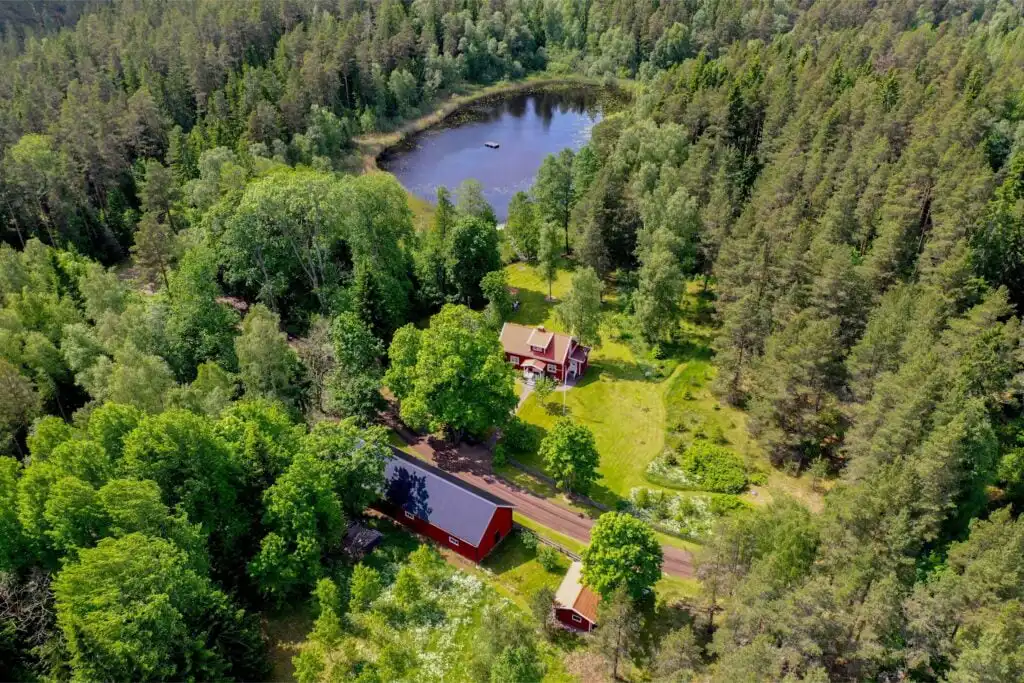 Vogelperspektive von Brotorpet am See in Virserum, Småland