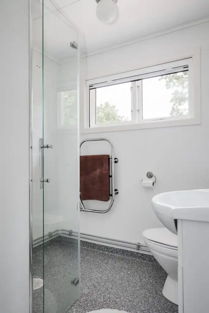Modernes Badezimmer im Brotorpet in Småland