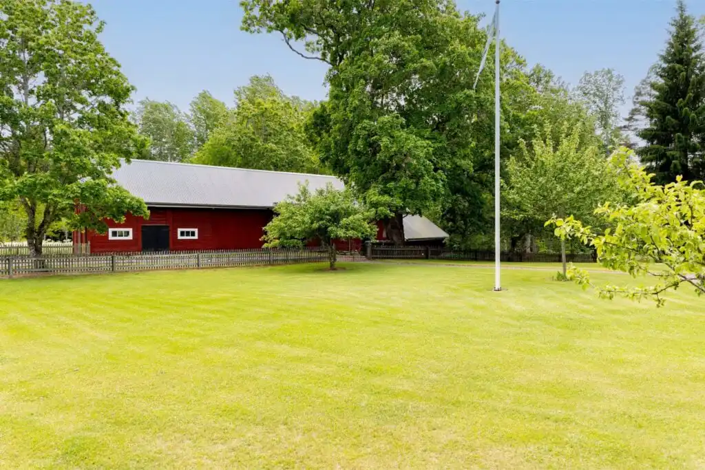 Garten am Ferienhaus Brotorpet direkt am See