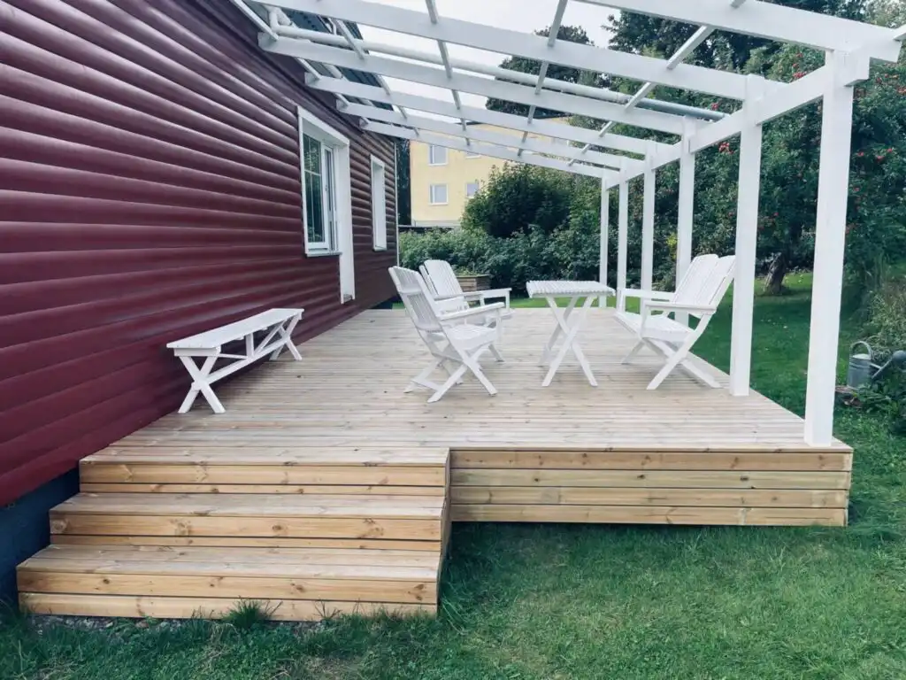 Gartenblick auf das Grundstück der Villa Skogsfred