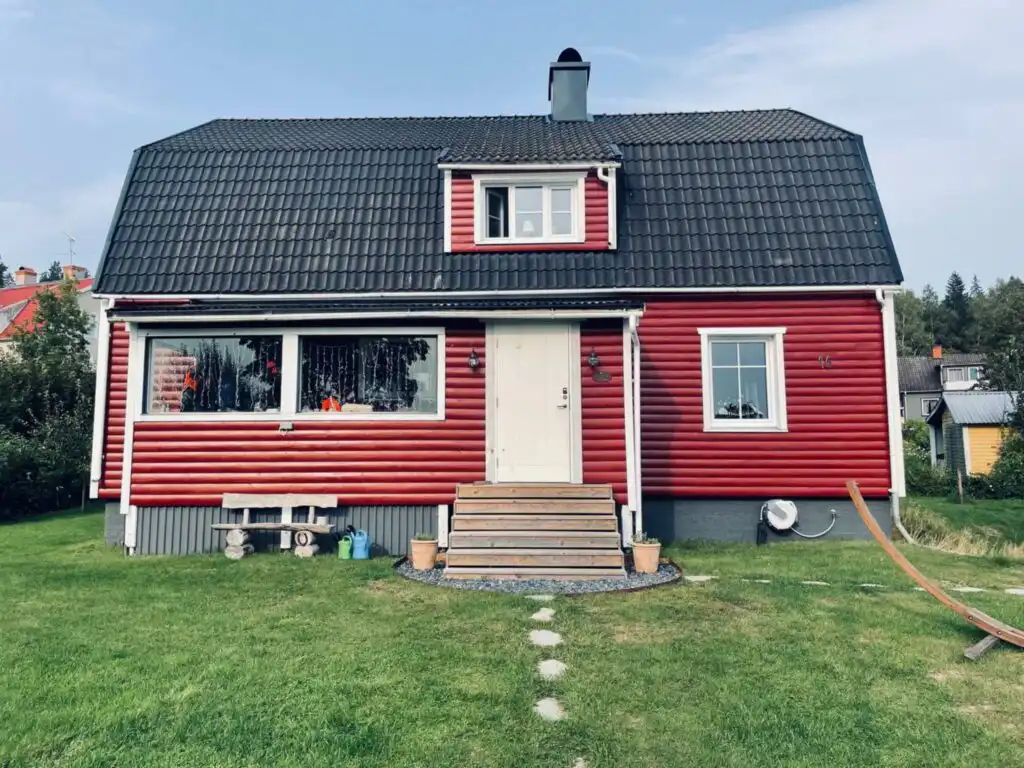 Hauptansicht – rotes Schwedenhaus in ruhiger Lage