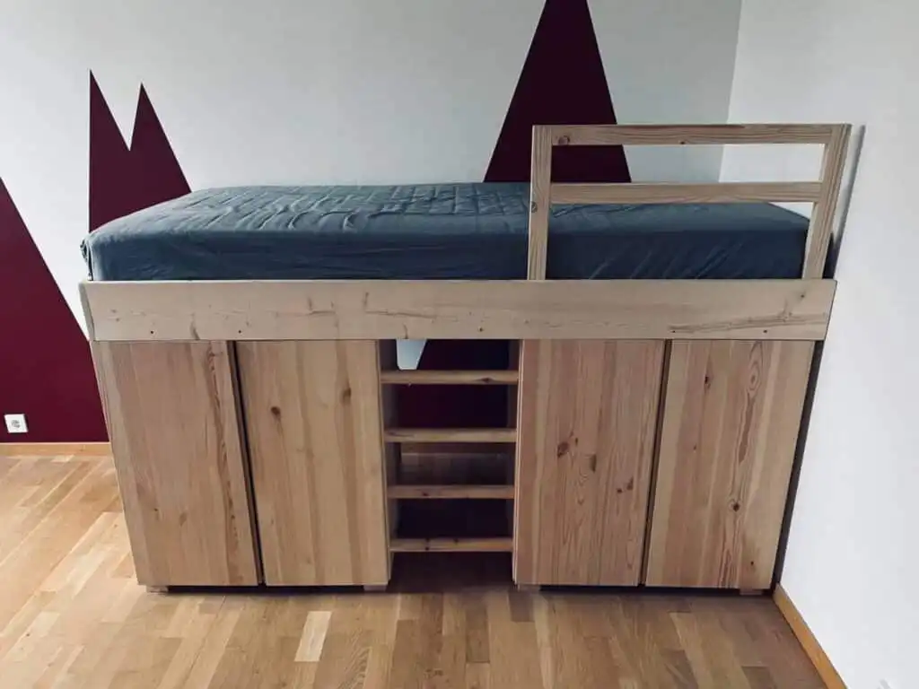 Schlafzimmer mit Doppelbett und Stauraum