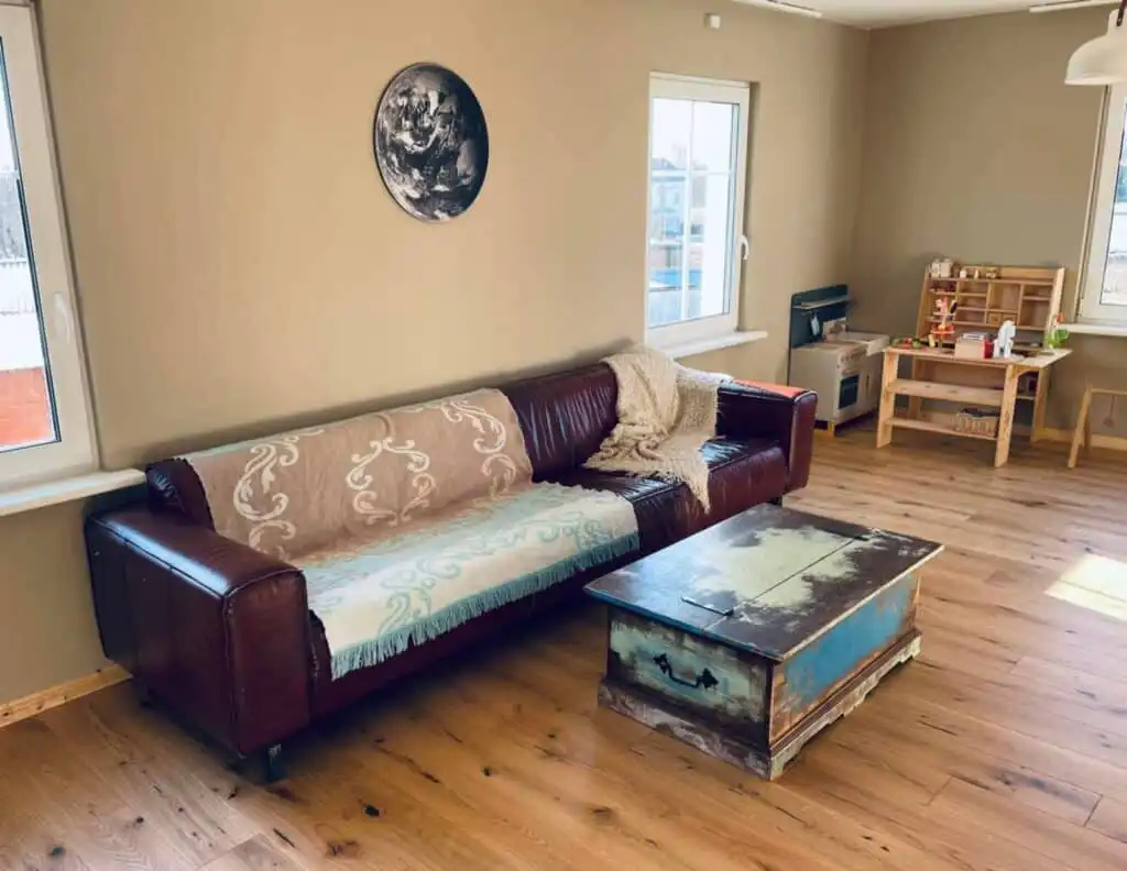 Wohnzimmer mit Sofa und Sitzecke