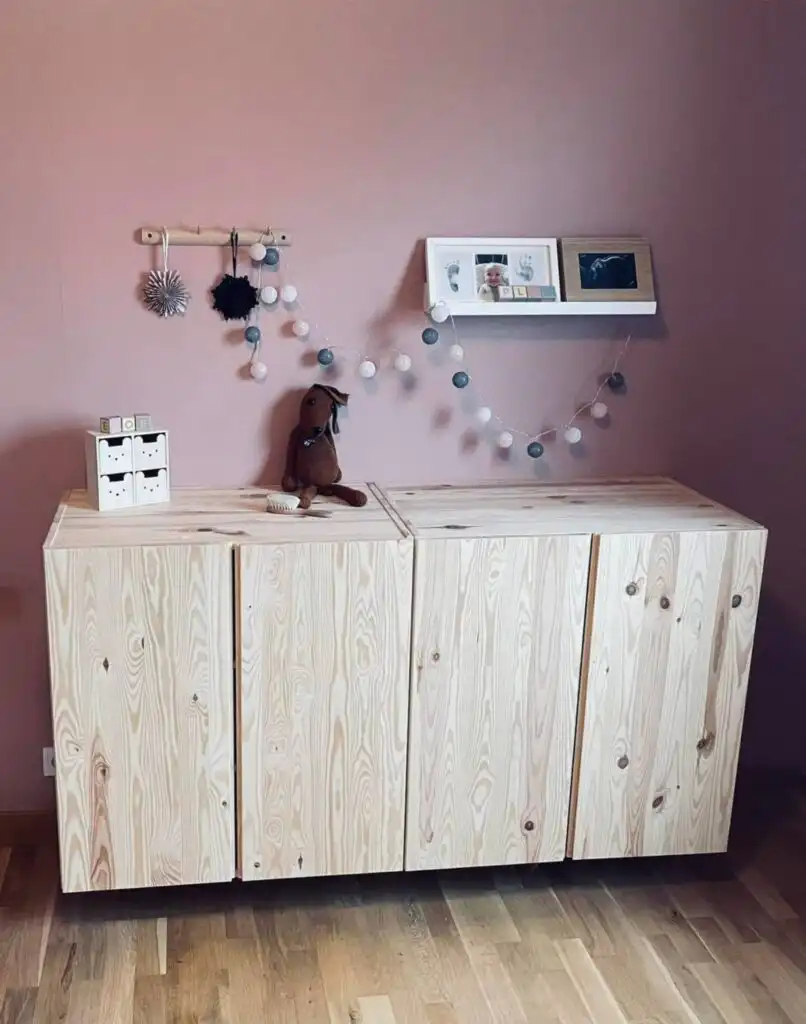 Schlafzimmer mit Kommode