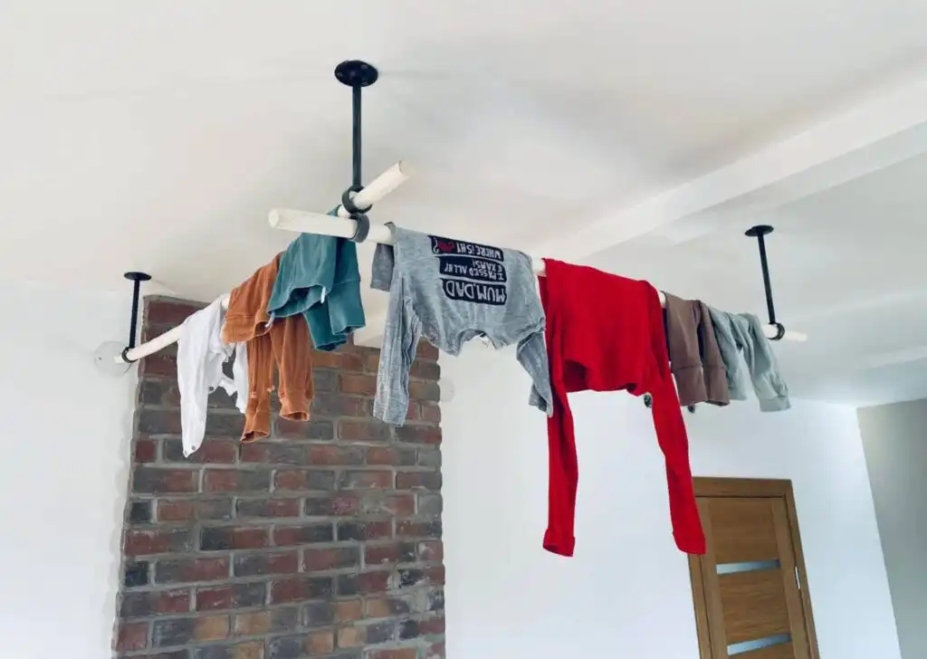 Schlafzimmer mit Wäscheständer