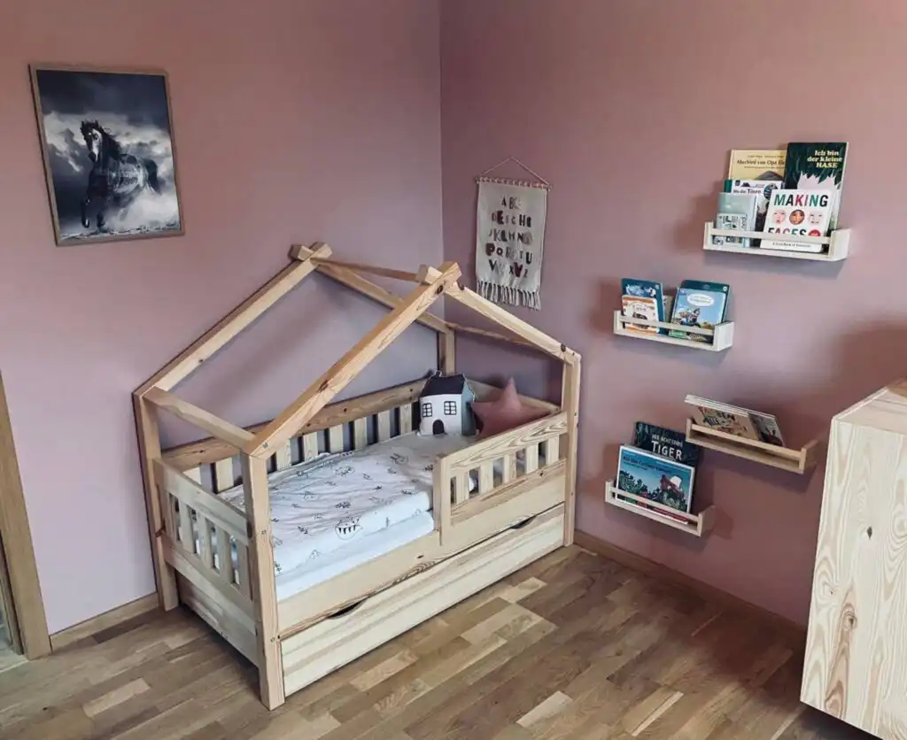 Kinderzimmer mit Holzbett