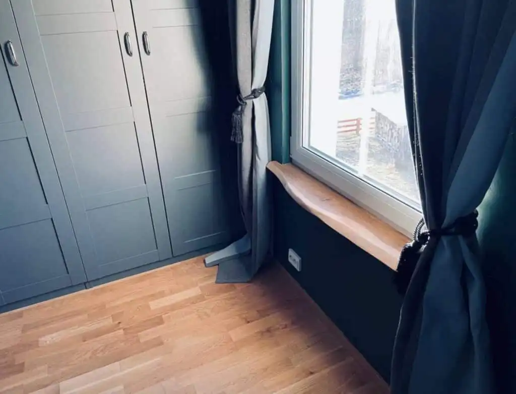 Schlafzimmer mit Blick zum Fenster